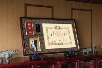 ぴかりんNO2 勲記.勲章.額縁.褒章の 額縁　菊の御紋 勲記・勲章額M-1 褒章の記・褒章額M-11 （菊紋入り）｜東京叙勲-叙勲