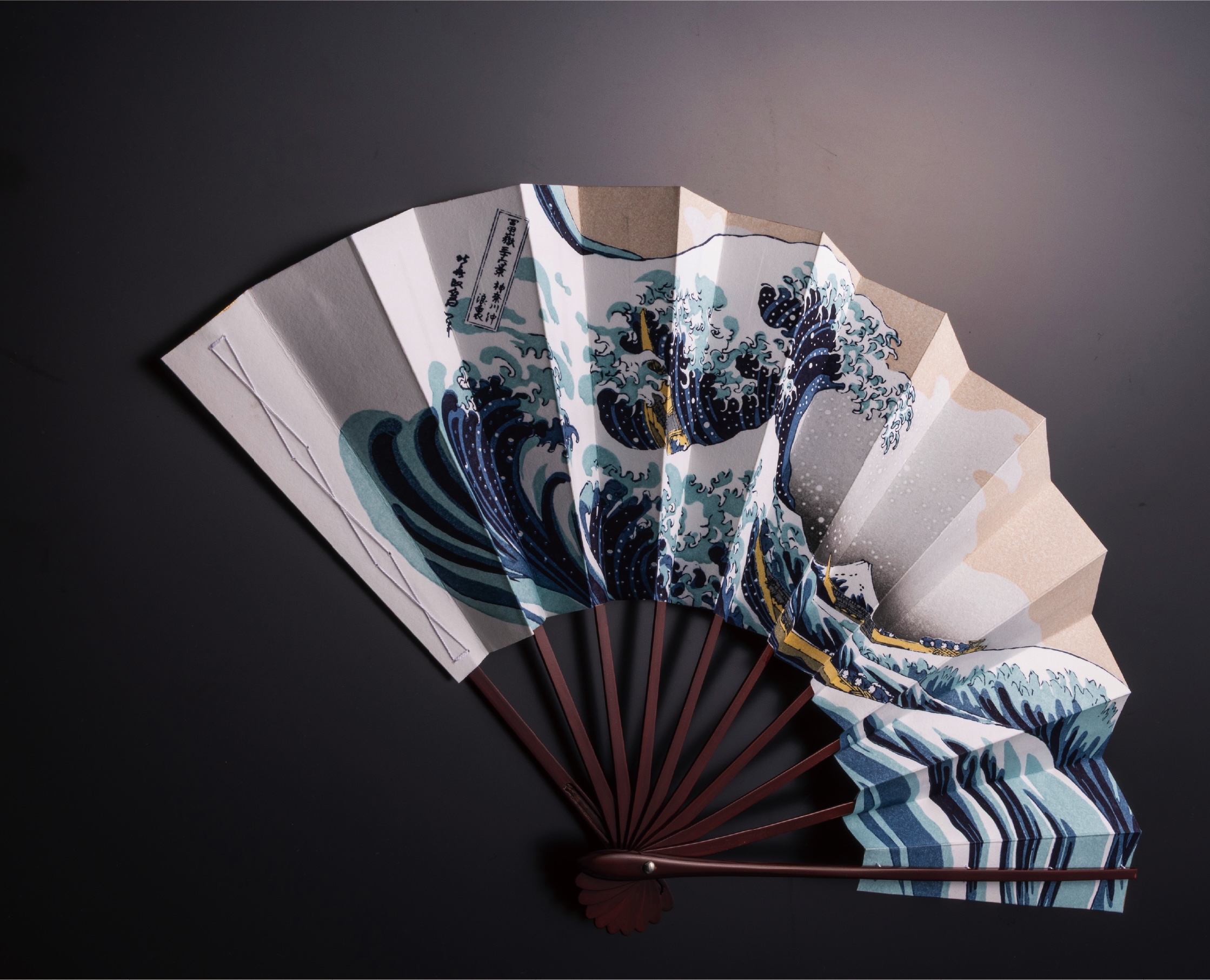 伊場仙 木版飾り扇・浮世絵北斎 冨嶽三十六景 神奈川沖浪裏 印籠型桐箱入りセット（菊紋入り）の画像