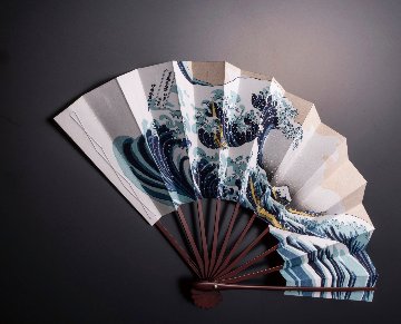 伊場仙 木版飾り扇・浮世絵北斎 冨嶽三十六景 神奈川沖浪裏 印籠型桐箱入りセット（菊紋入り）の画像