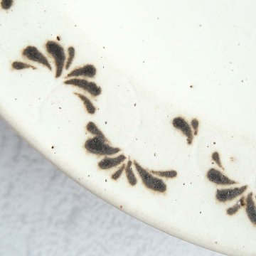泥白からくさリム皿の画像