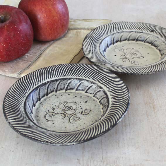 スパイラル薔薇文中鉢の画像