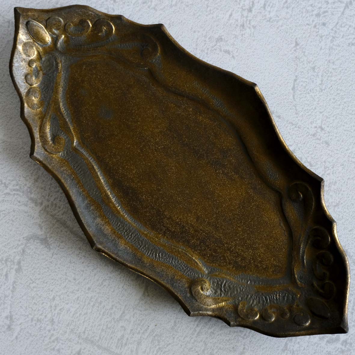 アラベスク文長皿の画像