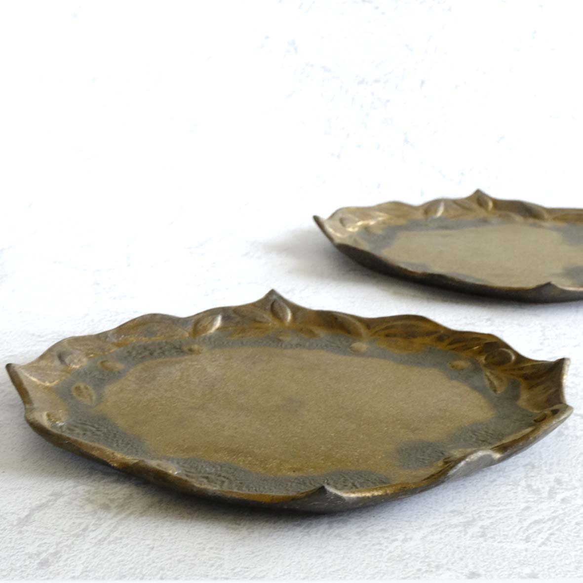 オリーブ文フリル平皿の画像