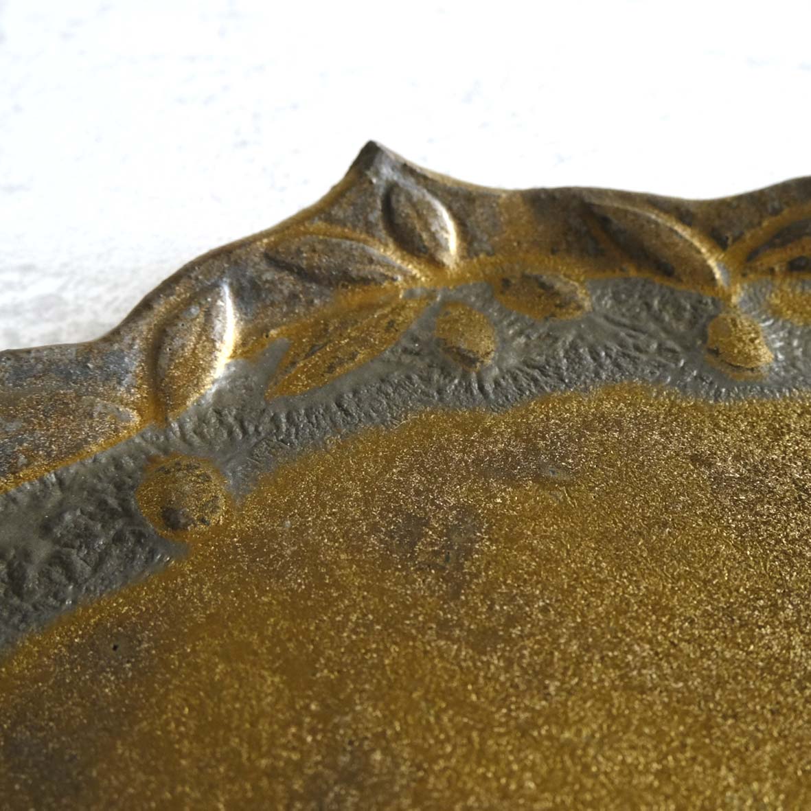 オリーブ文フリル平皿の画像