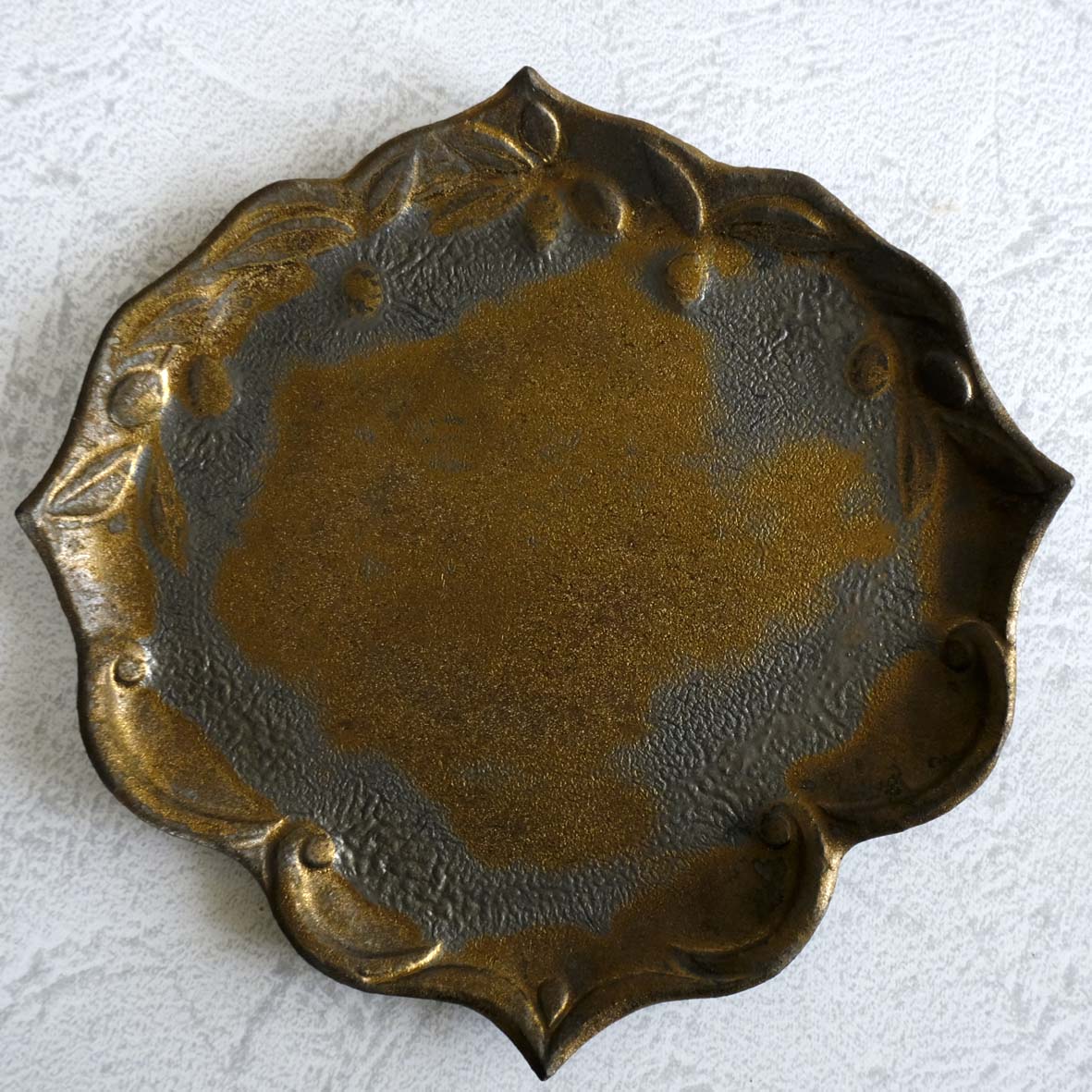 オリーブ文フリル平皿の画像