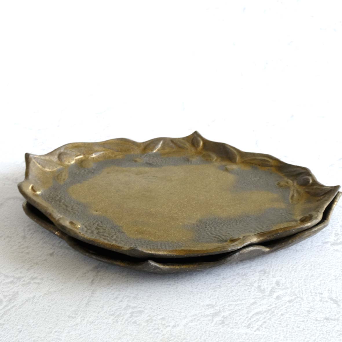 オリーブ文フリル平皿の画像