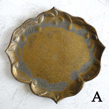 オリーブ文フリル平皿の画像