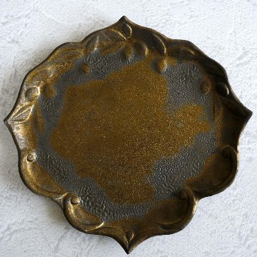 オリーブ文フリル平皿の画像