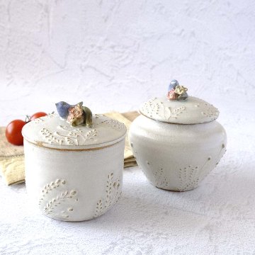 小鳥とお花の壺の画像