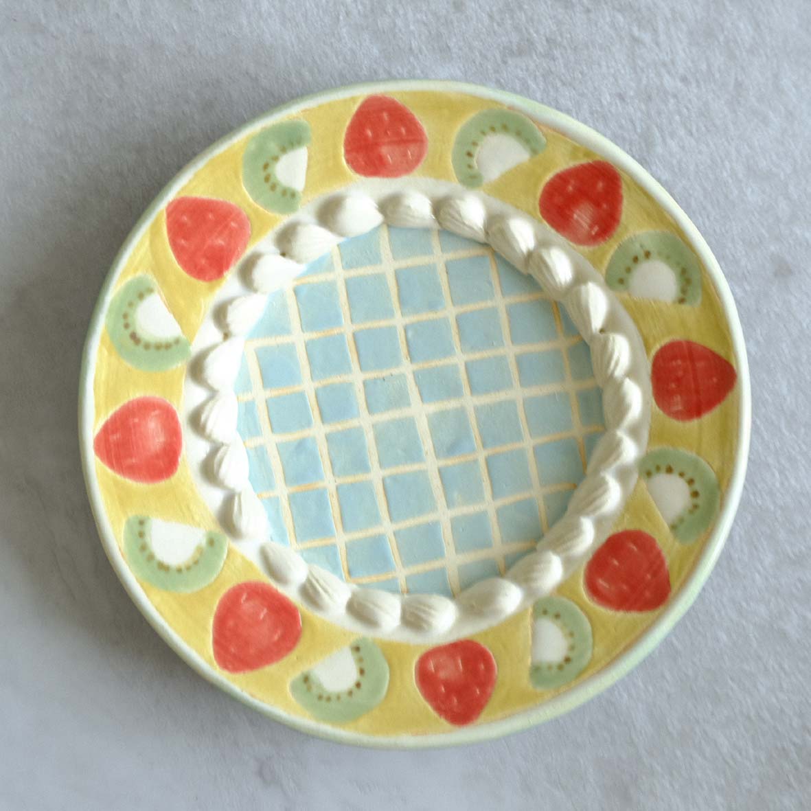キャラクター付き小皿（クリーム）の画像
