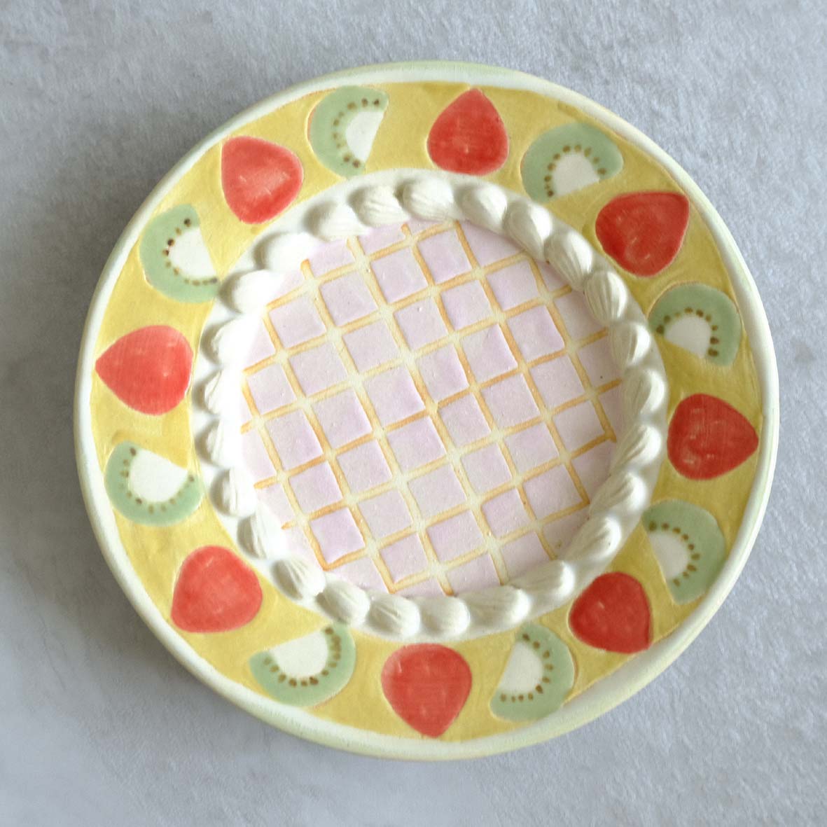 キャラクター付き小皿（クリーム）の画像