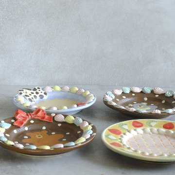 キャラクター付き小皿（クリーム）の画像