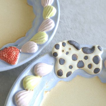 キャラクター付き小皿（クリーム）の画像