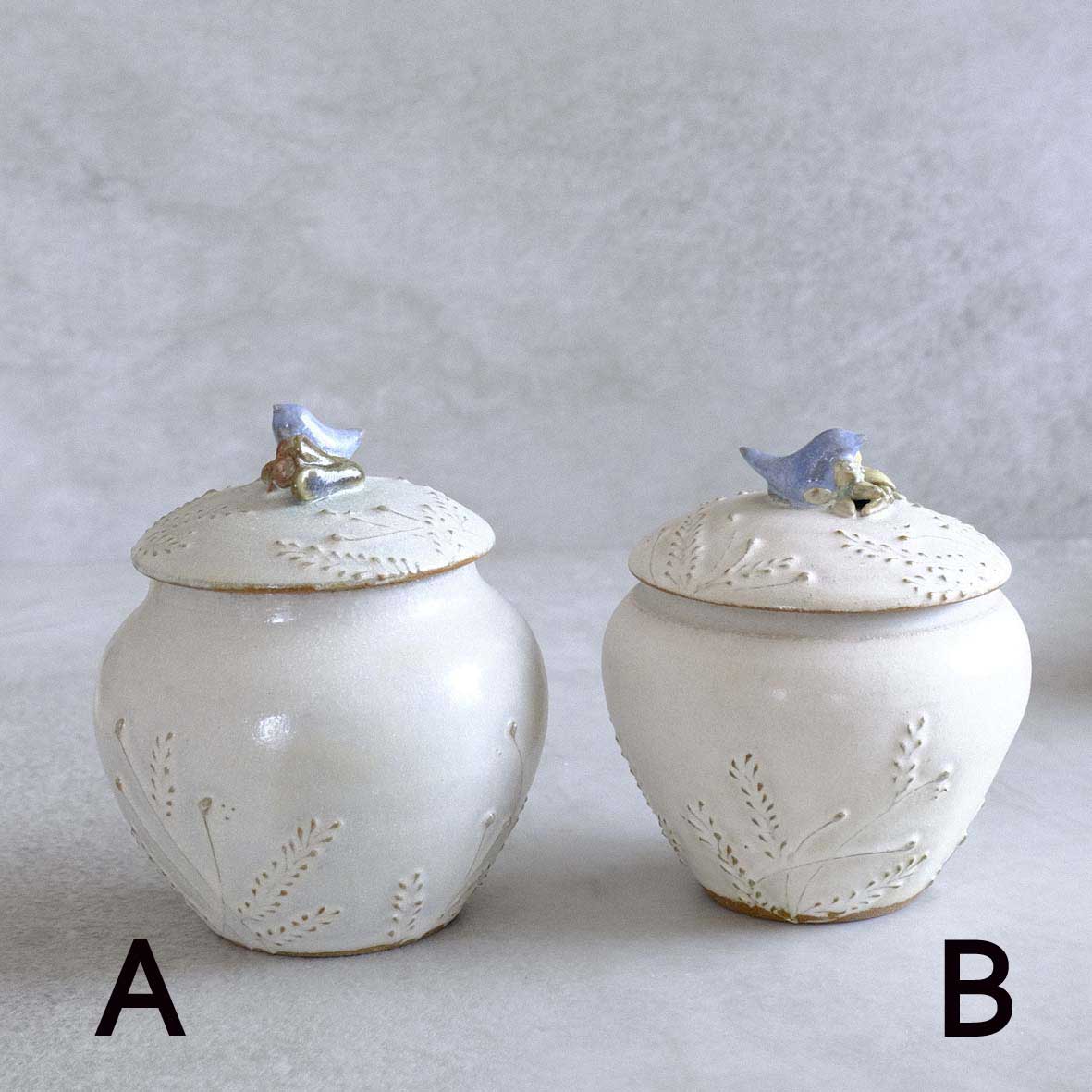 小鳥とお花の壺の画像