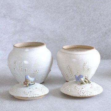 小鳥とお花の壺の画像