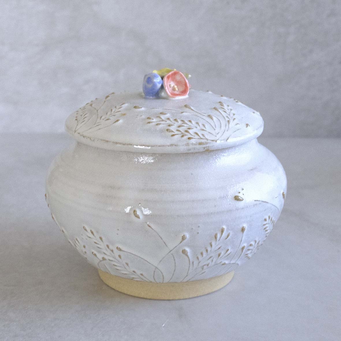 小鳥とお花の壷の画像