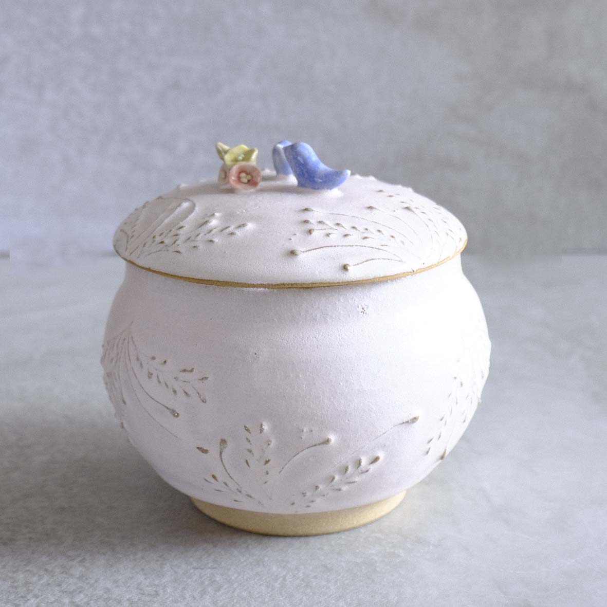 小鳥とお花の壷の画像