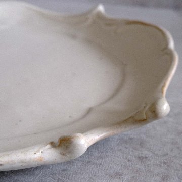 ロカイユ丸平皿（白）の画像