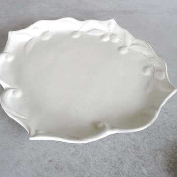 オリーブ文フリル平皿（白）の画像