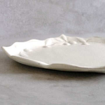 オリーブ文フリル平皿（白）の画像