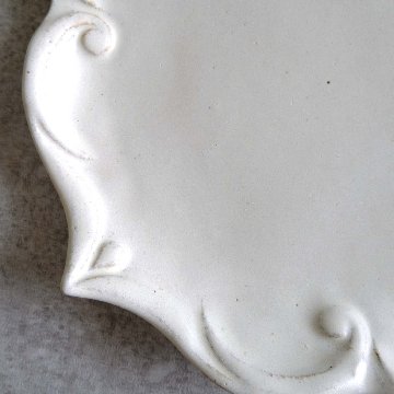オリーブ文フリル平皿（白）の画像