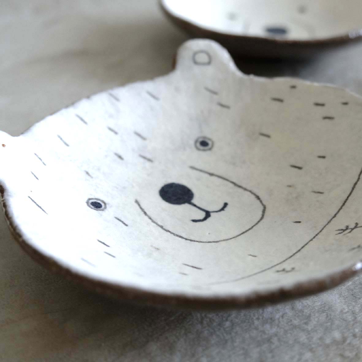 くま小皿（赤土）の画像