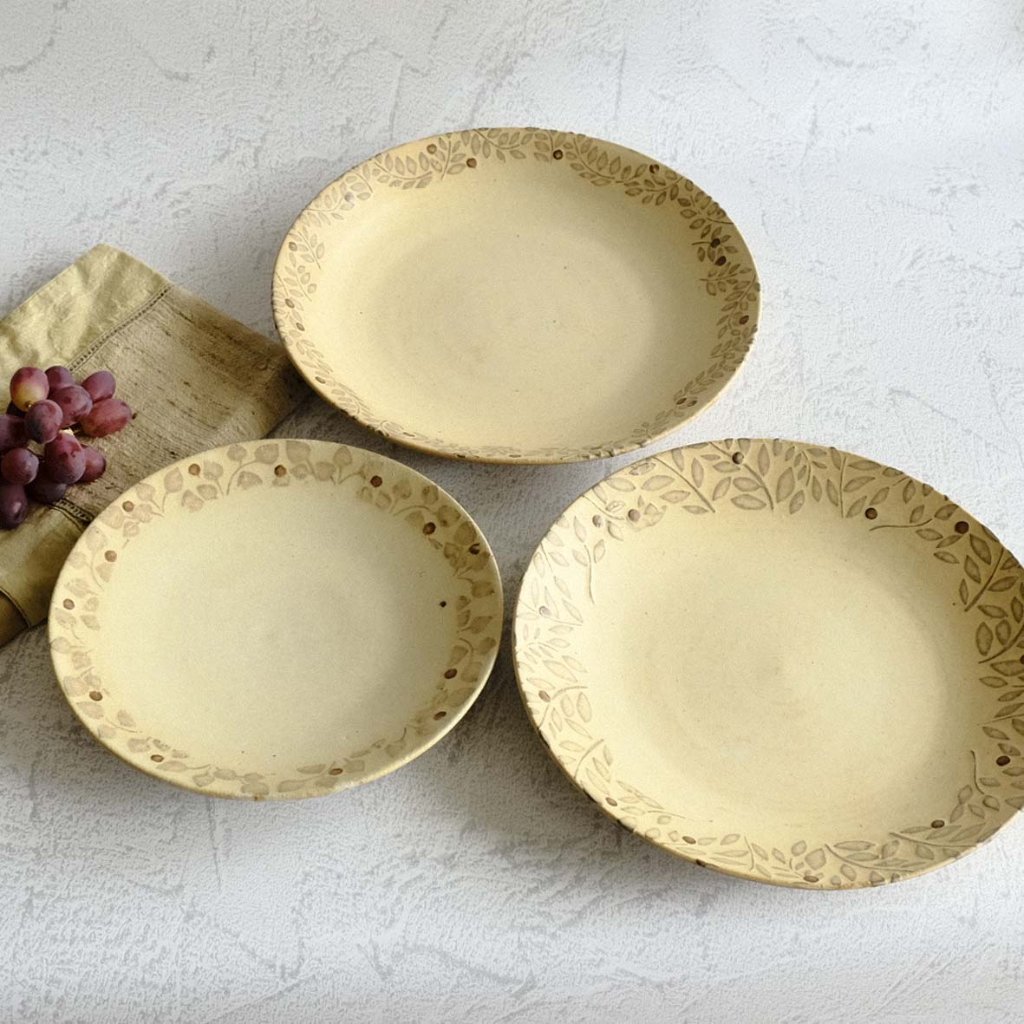 赤い実の平皿の画像