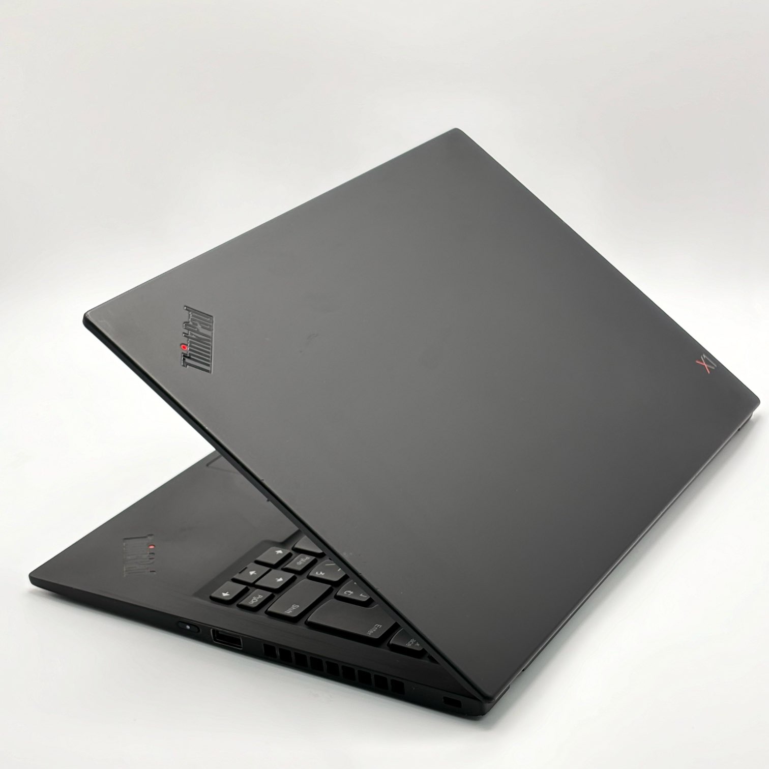 Lenovo ThinkPad X1 Carbon 7th 【i5-8265U(1.6GHz)/8GB/256GB SSD/Windows 10Pro】の画像