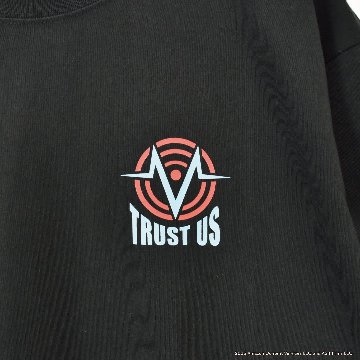 Hazbin Hotel ハズビンホテル  シーズン１ TRUST US 半袖Tシャツ 黒 裏面ビッグプリント有りの画像