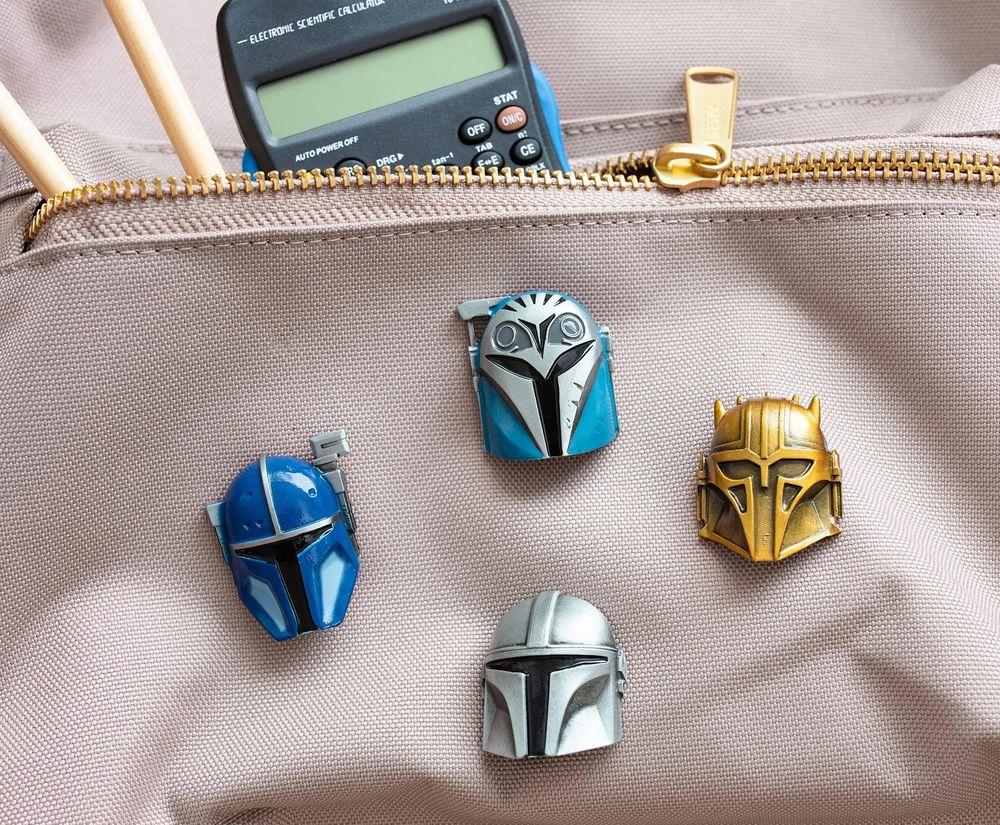 スター・ウォーズ マンダロリアン 3D ヘルメット ピンバッジ 4個セットの画像