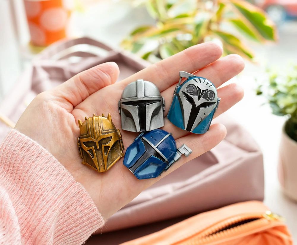 スター・ウォーズ マンダロリアン 3D ヘルメット ピンバッジ 4個セットの画像