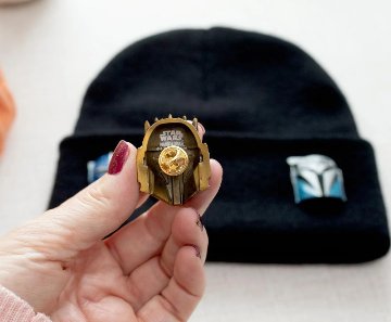 スター・ウォーズ マンダロリアン 3D ヘルメット ピンバッジ 4個セットの画像