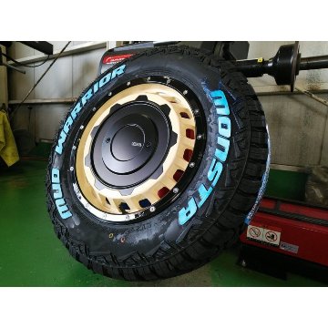 200系ハイエース レジアスエース タイヤホイールセット 16インチ SwaGGer スワッガー MONSTA MUDWARRIOR 215/70R16 ホワイトレターの画像