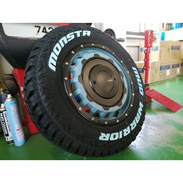 200系ハイエース レジアスエース タイヤホイールセット 16インチ SwaGGer スワッガー MONSTA MUDWARRIOR 215/70R16 ホワイトレターの画像