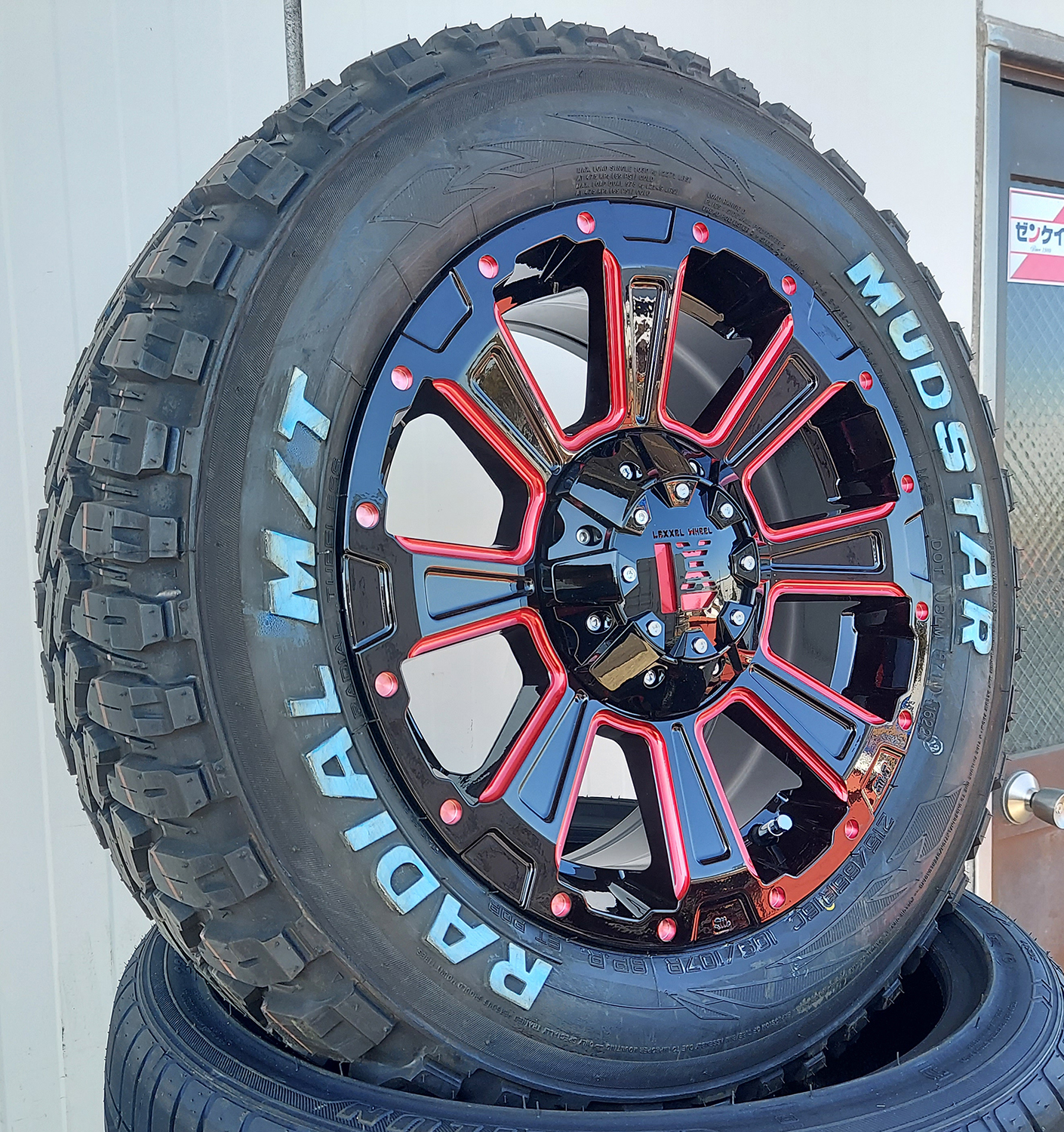 デリカD5 エクストレイル RAV4 クロスロード タイヤホイールセット 16インチ DeathRock MUDSTAR Radial MT 215/70R16 225/70R16の画像