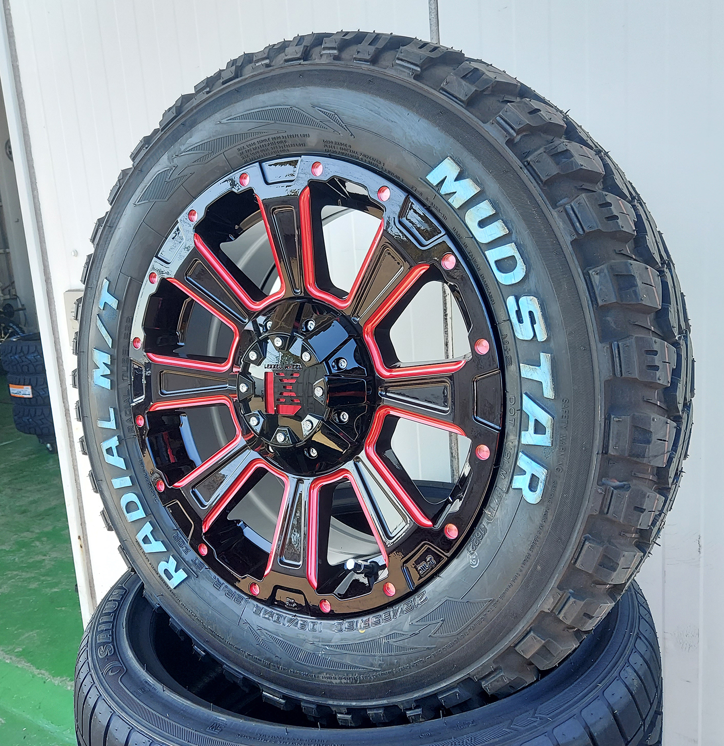 デリカD5 エクストレイル RAV4 クロスロード タイヤホイールセット 16インチ DeathRock MUDSTAR Radial MT 215/70R16 225/70R16の画像