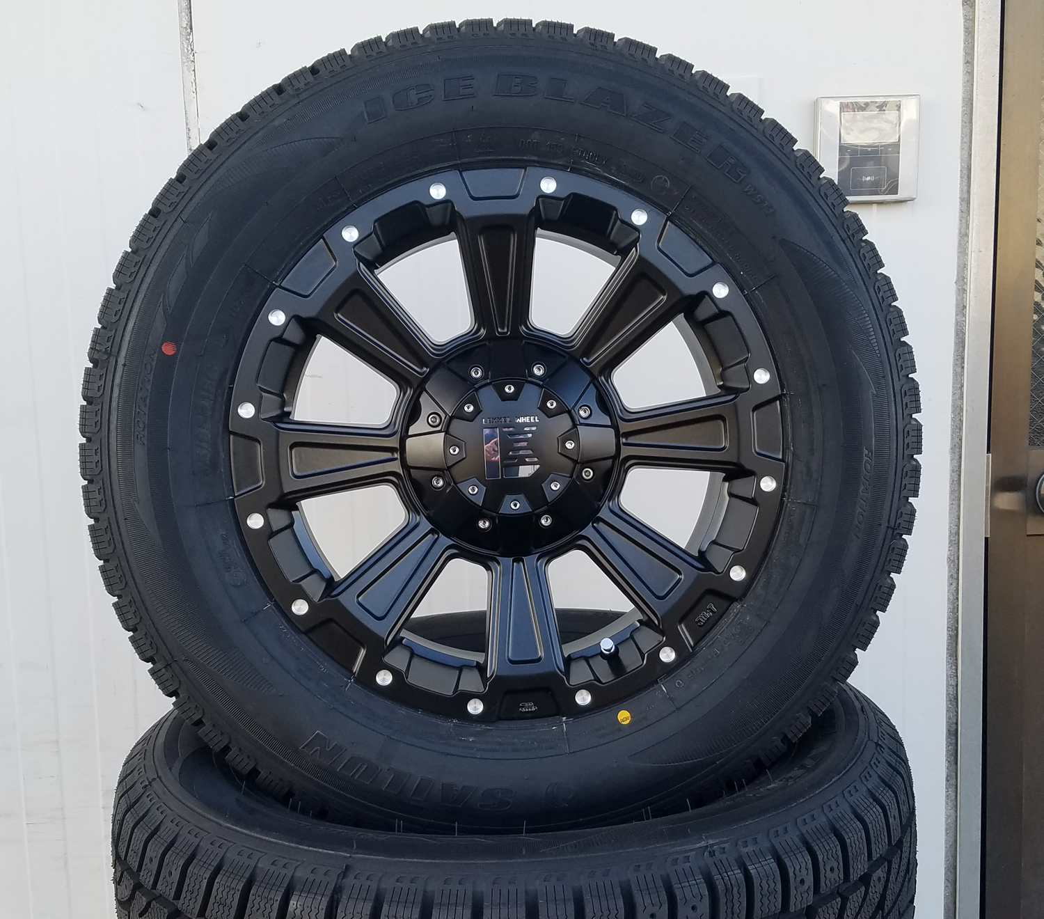 デリカD5　エクストレイル RAV4 アウトランダー CX5 スタッドレス 16インチ SAILUN WSTX 215/70R16 225/70R16の画像