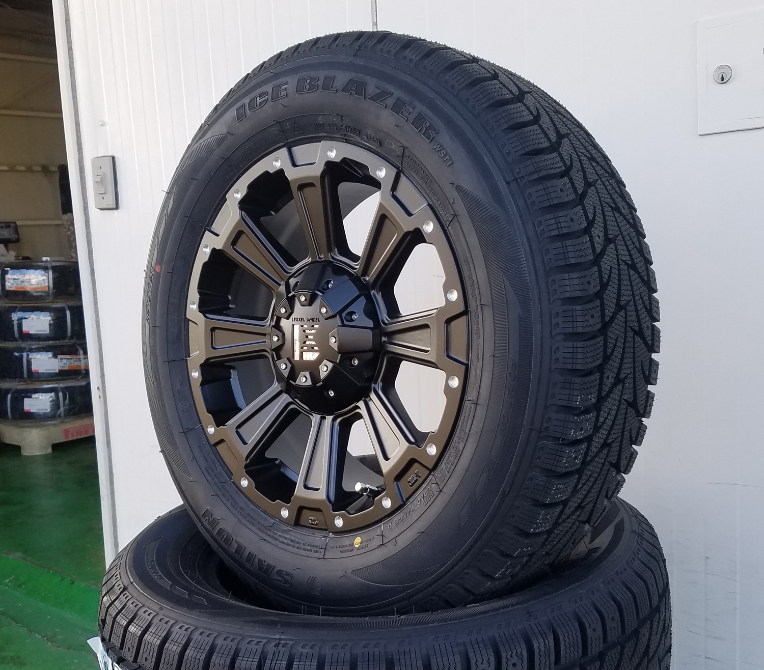 デリカD5　エクストレイル RAV4 アウトランダー CX5 スタッドレス 16インチ SAILUN WSTX 215/70R16 225/70R16の画像