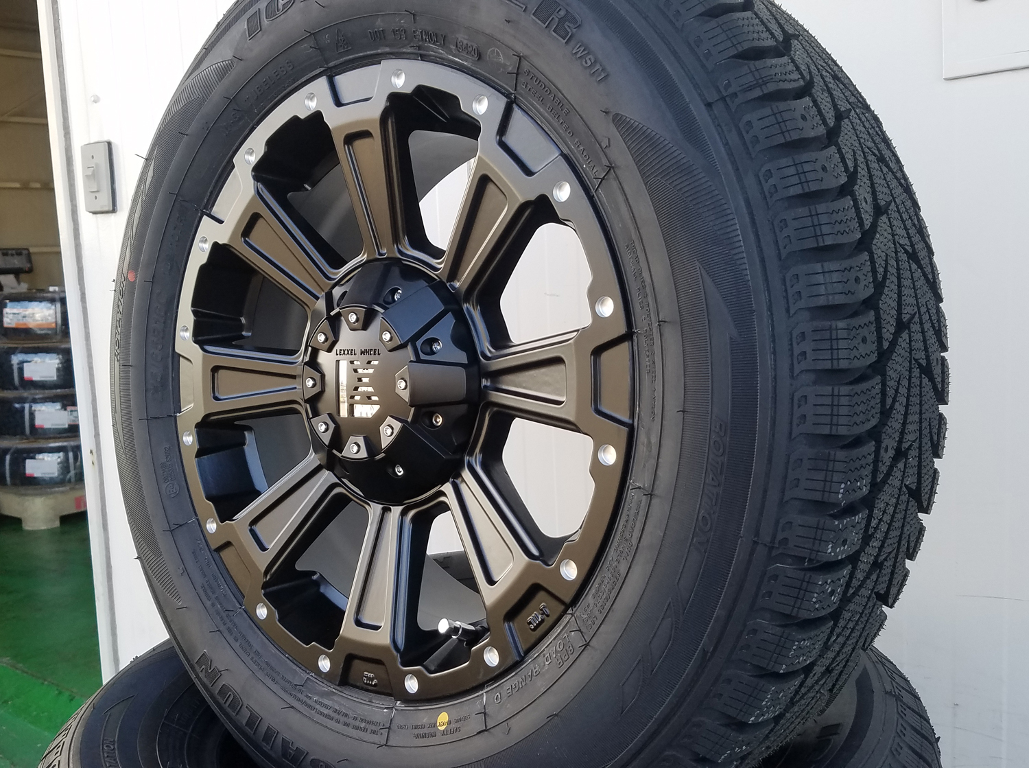 デリカD5　エクストレイル RAV4 アウトランダー CX5 スタッドレス 16インチ SAILUN WSTX 215/70R16 225/70R16の画像