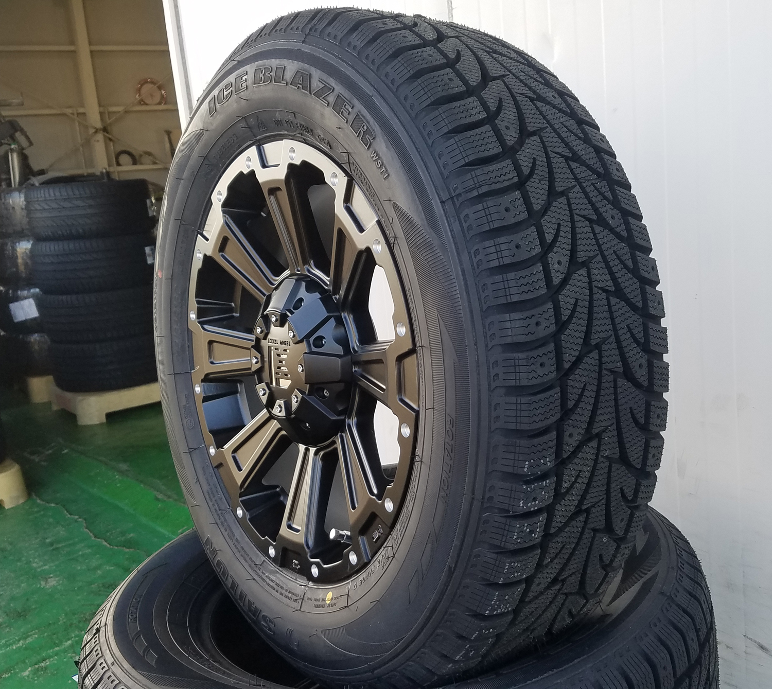 デリカD5　エクストレイル RAV4 アウトランダー CX5 スタッドレス 16インチ SAILUN WSTX 215/70R16 225/70R16の画像