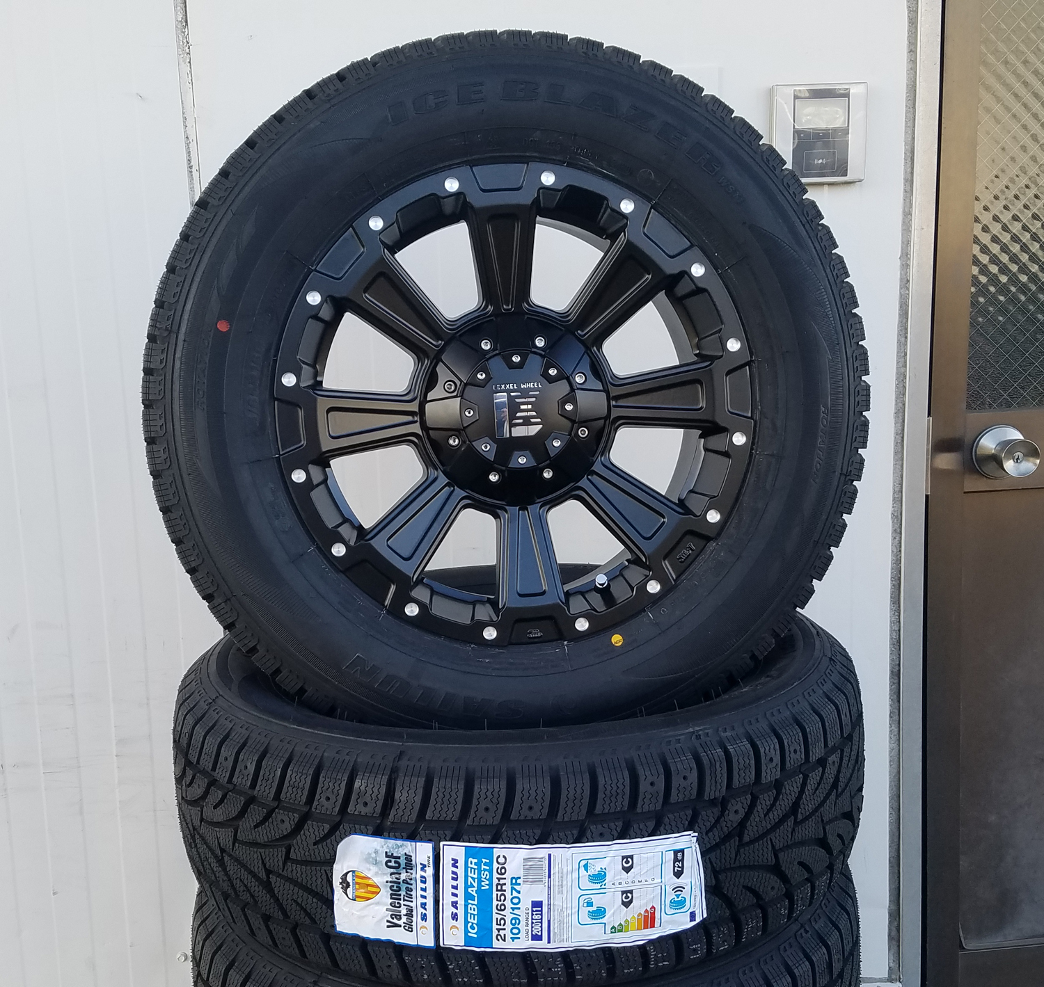 デリカD5　エクストレイル RAV4 アウトランダー CX5 スタッドレス 16インチ SAILUN WSTX 215/70R16 225/70R16の画像