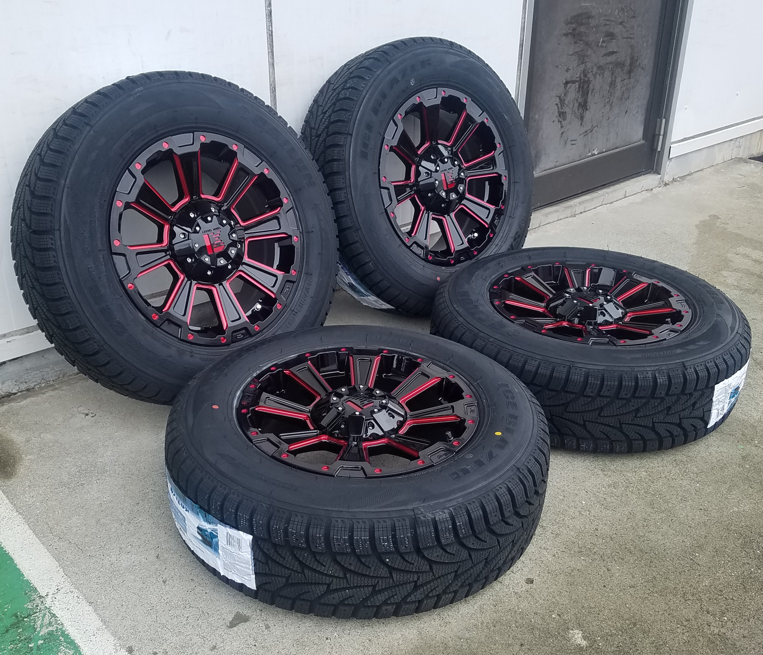 デリカD5　エクストレイル RAV4 アウトランダー CX5 スタッドレス 16インチ SAILUN WSTX 215/70R16 225/70R16の画像