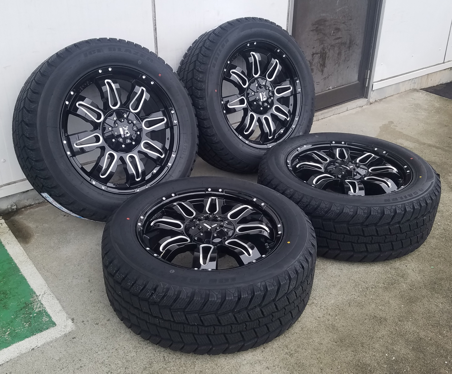 エスカレード ナビゲーター サバンーバン デュランゴ スタッドレスタイヤホイールセット 20インチ SAILUN WST2 275/55R20の画像