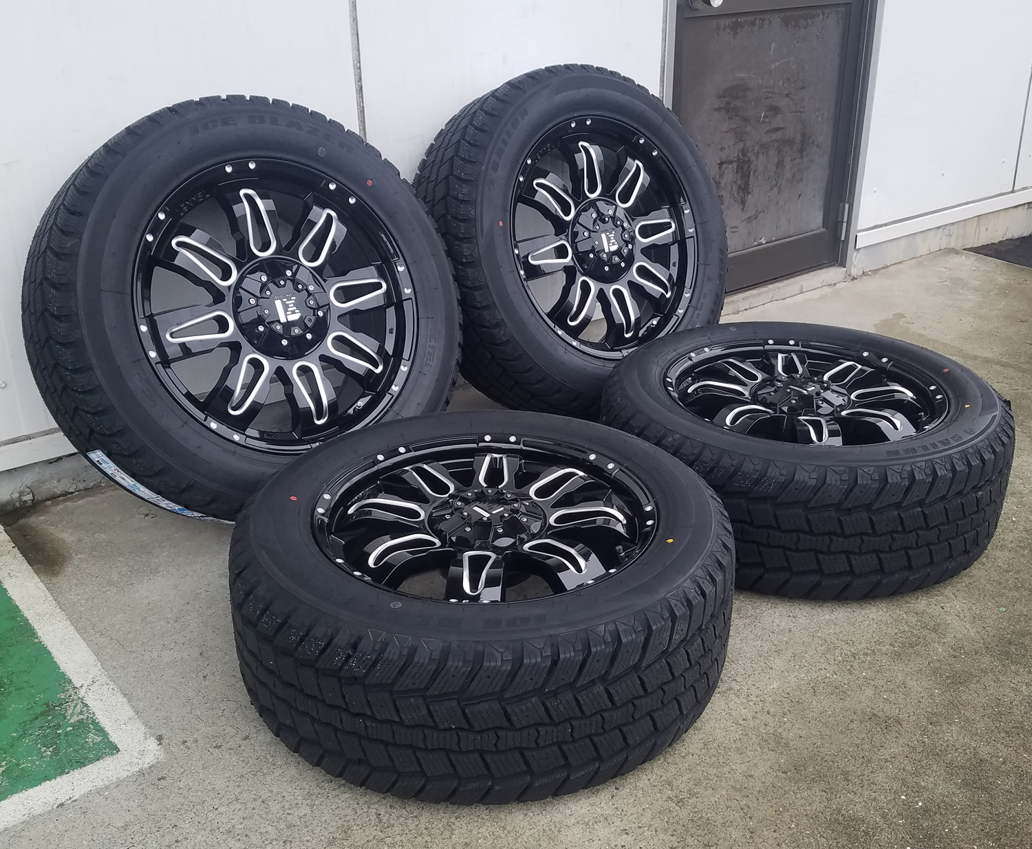 エスカレード ナビゲーター サバンーバン デュランゴ スタッドレスタイヤホイールセット 20インチ SAILUN WST2 275/55R20の画像