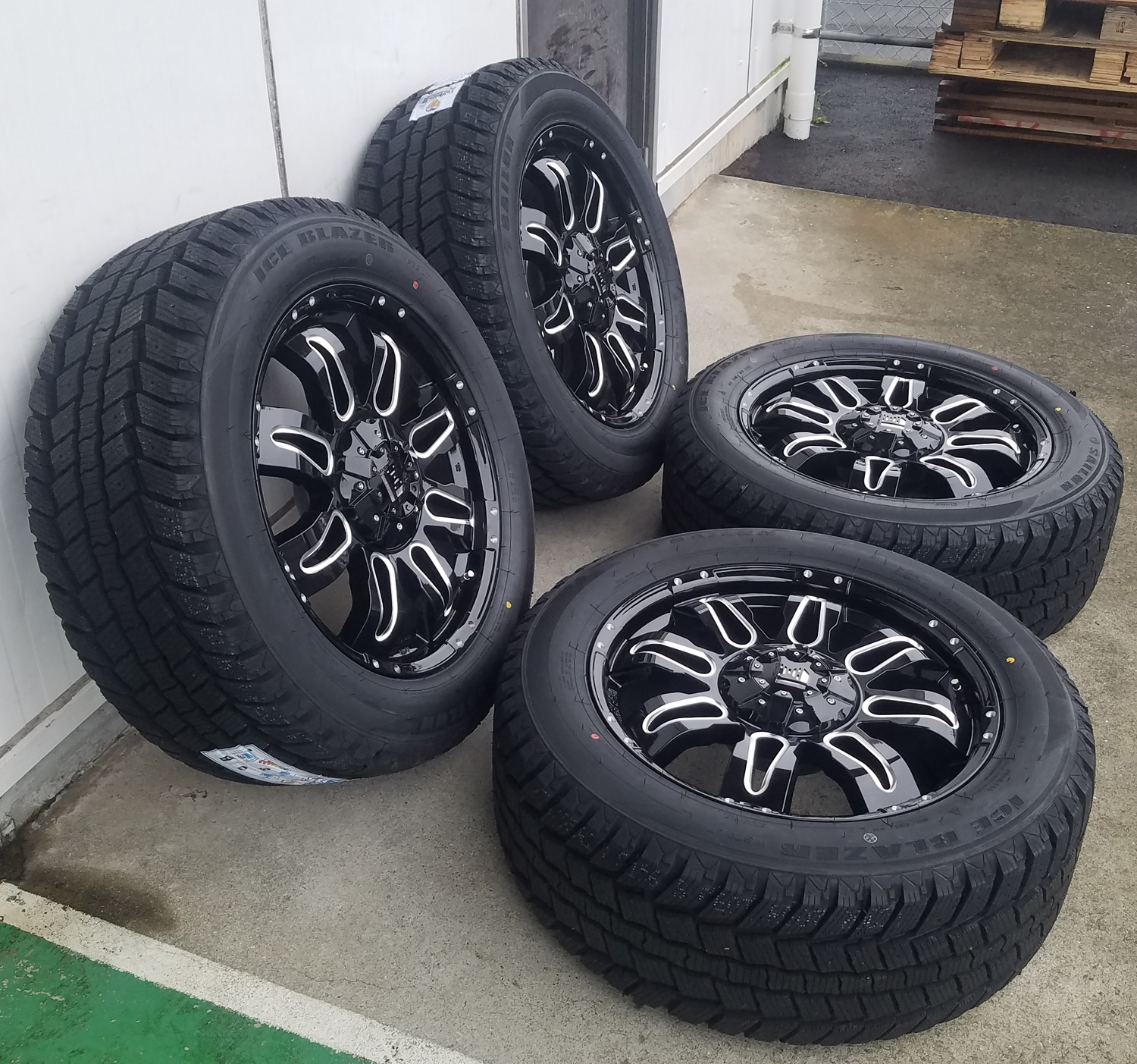 JK JL ラングラー  スタッドレスタイヤホイールセット 20インチ SAILUN WST2 275/55R20の画像