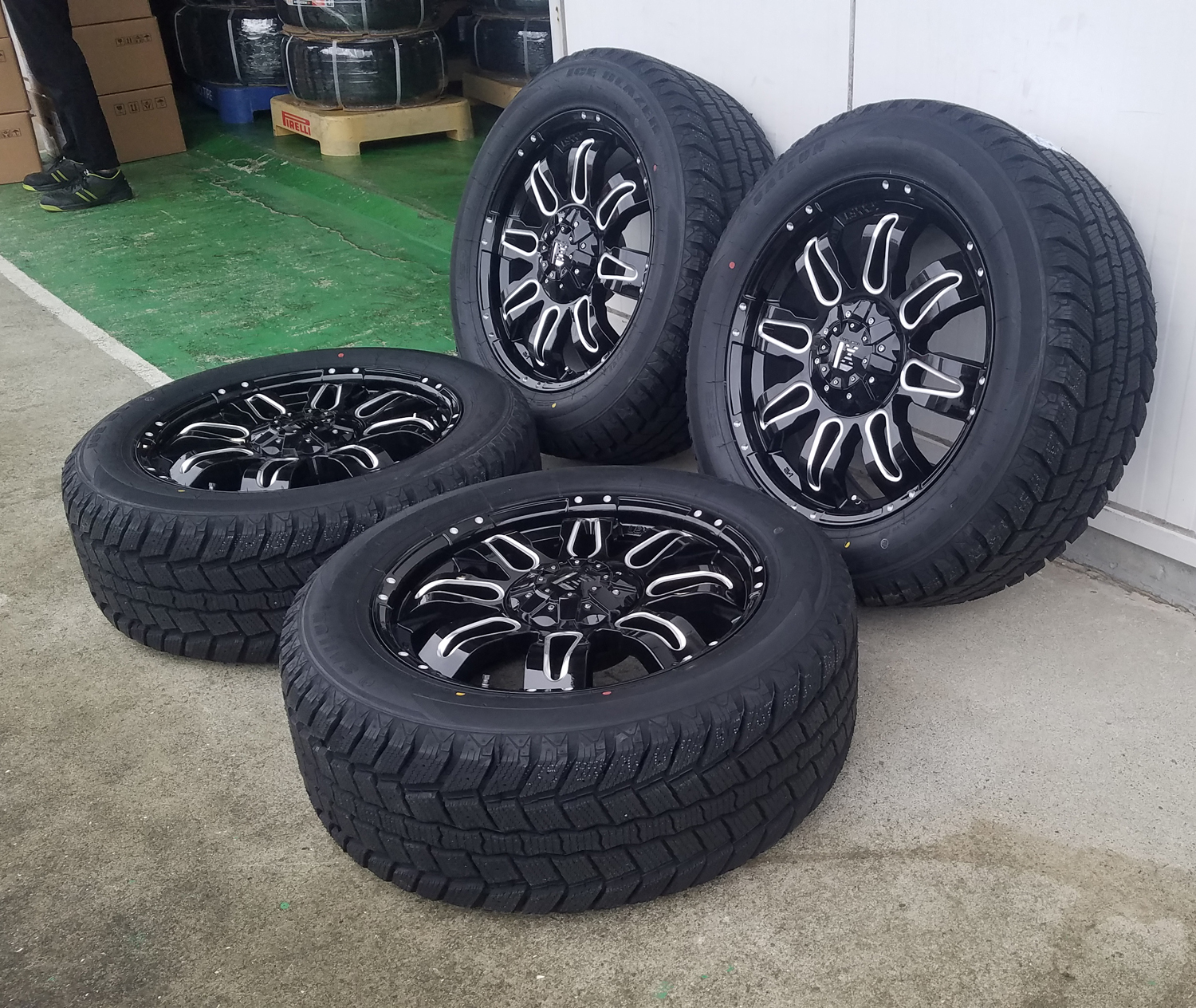 JK JL ラングラー  スタッドレスタイヤホイールセット 20インチ SAILUN WST2 275/55R20の画像