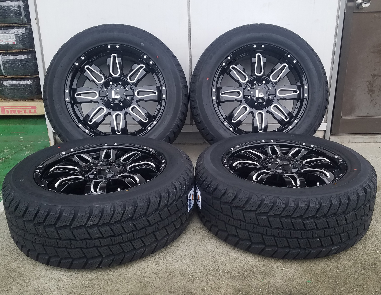 JK JL ラングラー  スタッドレスタイヤホイールセット 20インチ SAILUN WST2 275/55R20の画像