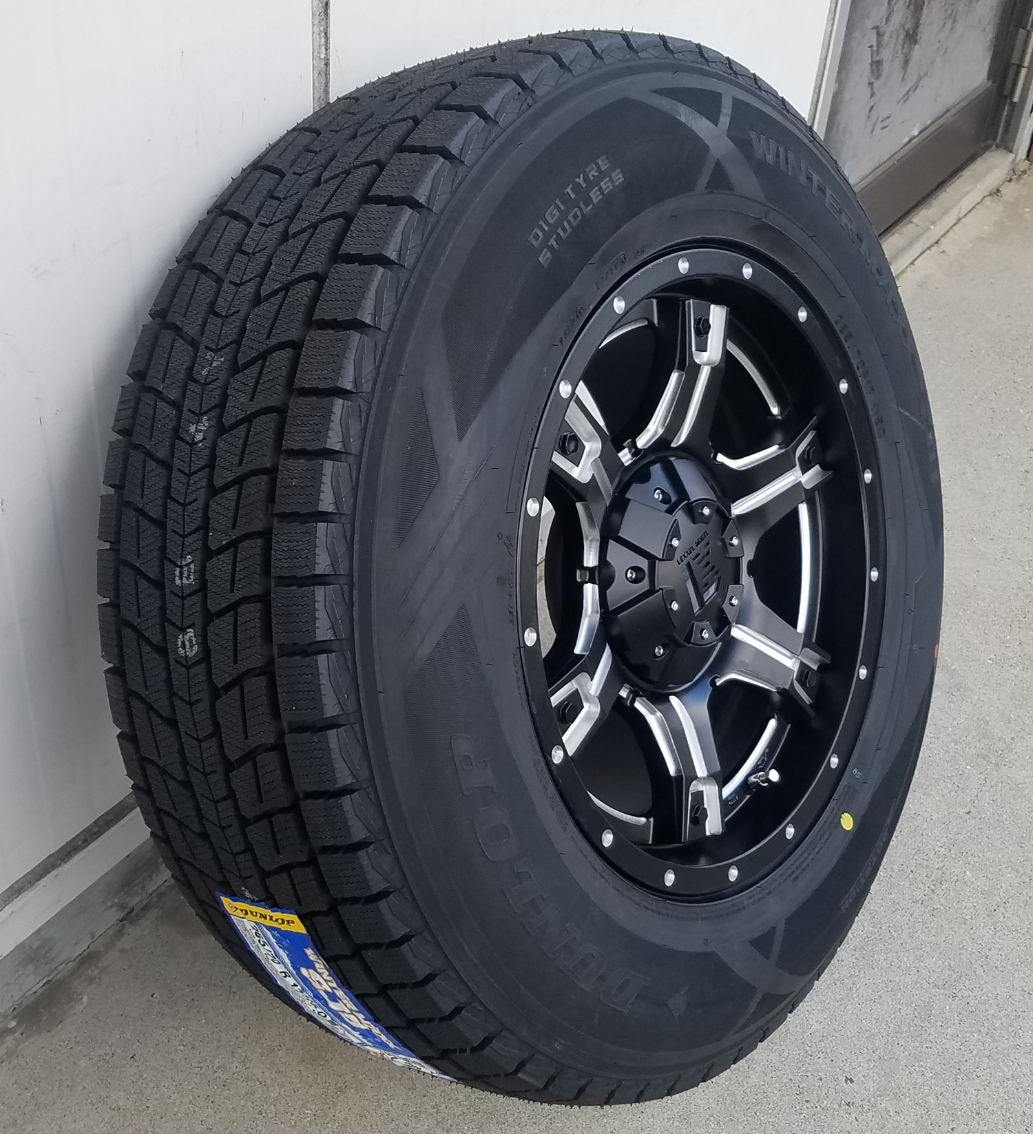 JL JK ラングラー スタッドレスタイヤホイールセット 17インチ OutLaw アウトロー ダンロップ SJ8+ 275/65R17 265/70R17の画像