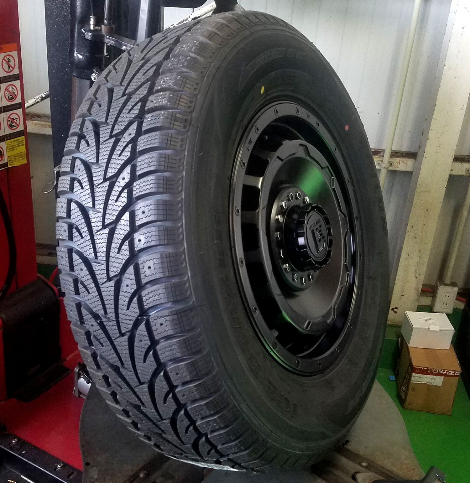 スバル XV フォレスター スタッドレス 16インチ SAILUN WSTX 225/70R16 215/70R16の画像