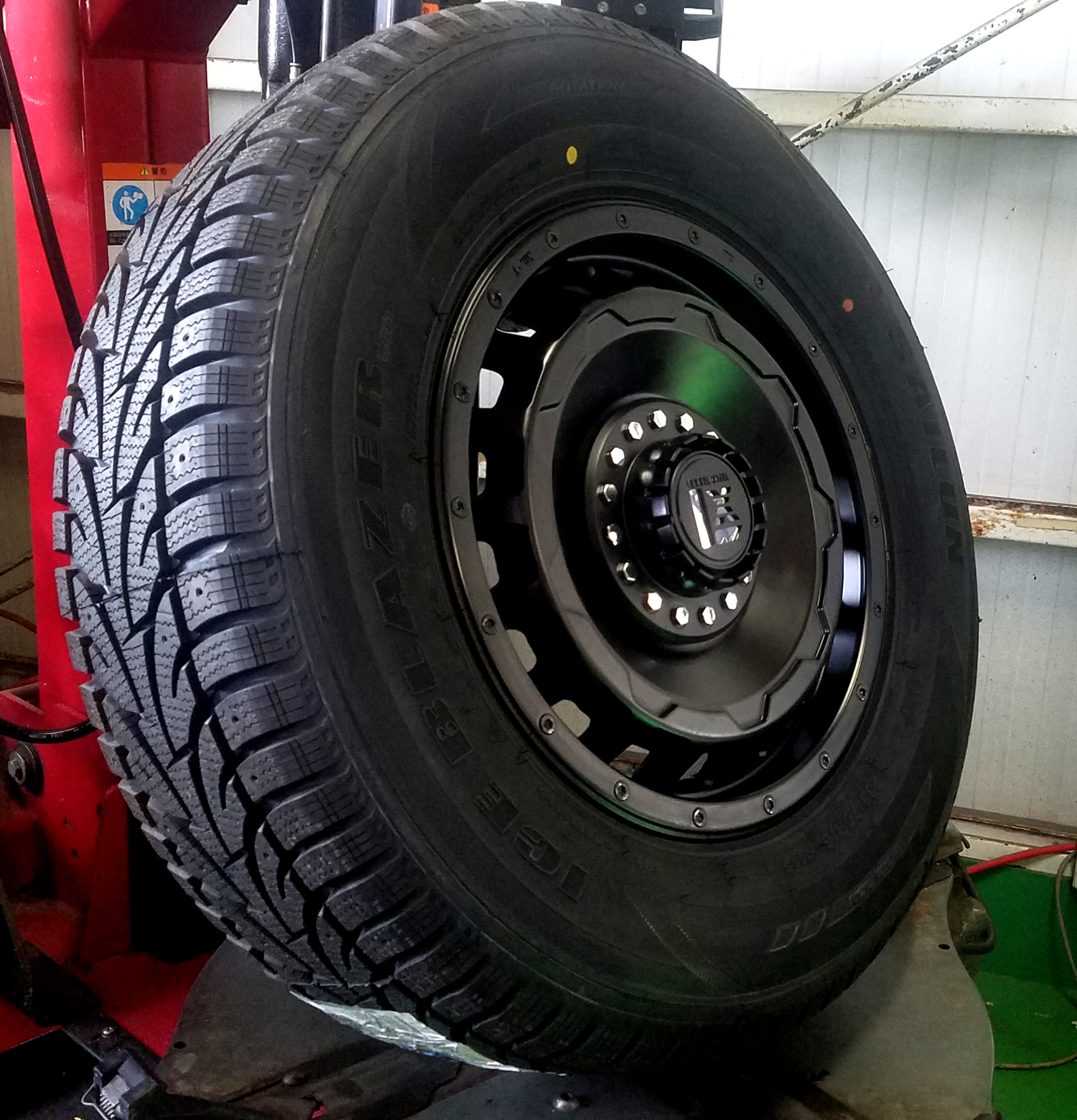 スバル XV フォレスター スタッドレス 16インチ SAILUN WSTX 225/70R16 215/70R16の画像